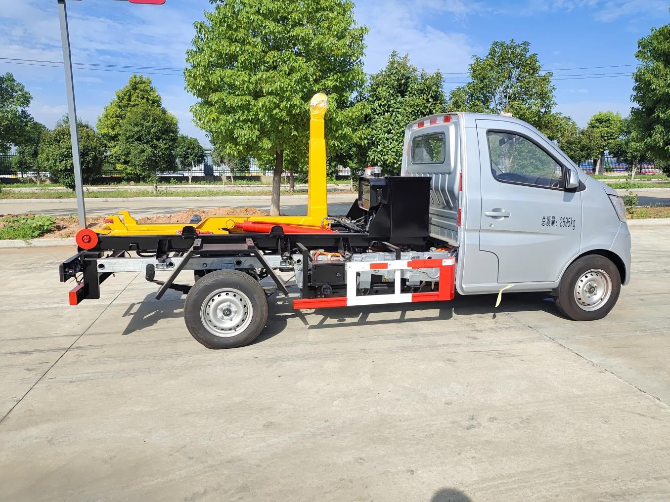 3方長(zhǎng)安純電動(dòng)車(chē)廂可卸式垃圾車(chē)圖片3