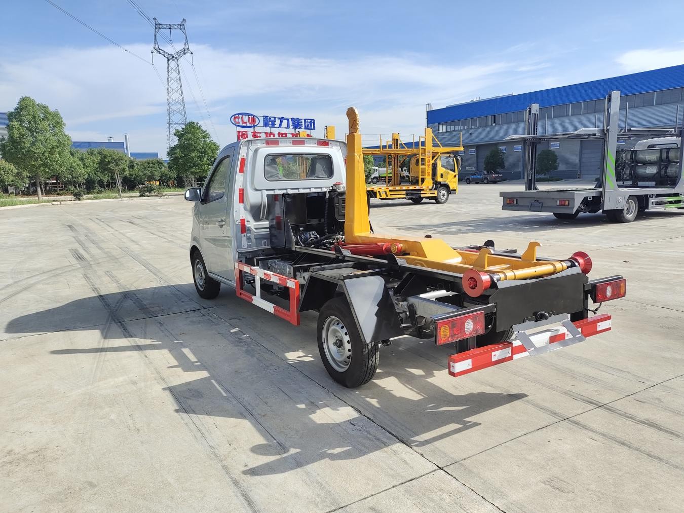 3方長(zhǎng)安純電動(dòng)車(chē)廂可卸式垃圾車(chē)圖片4