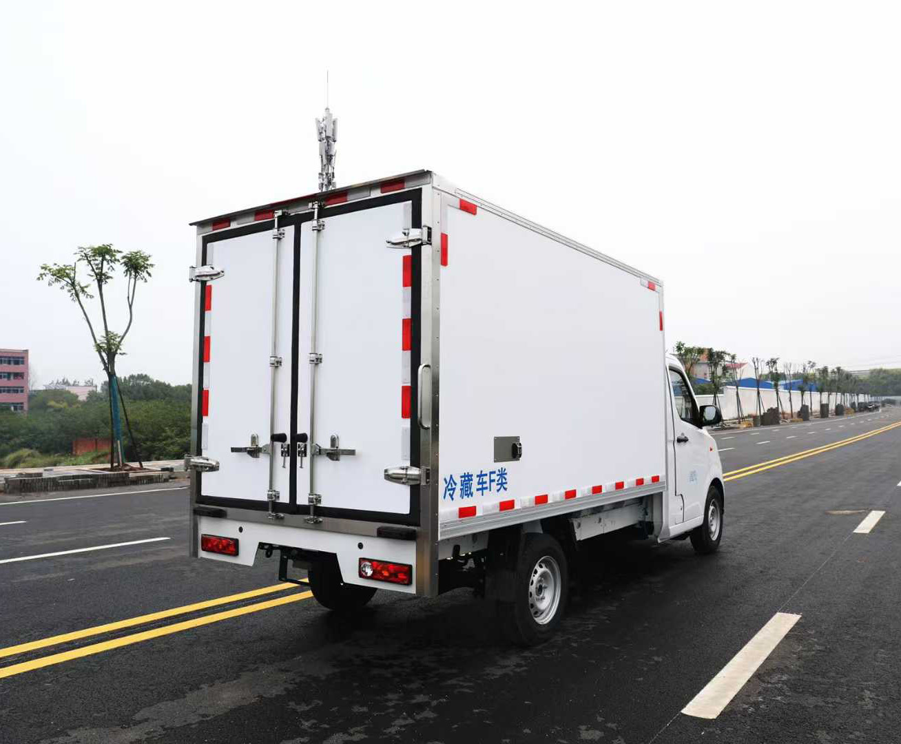 吉利?F1E 純電動箱式冷藏運輸車F類圖片4