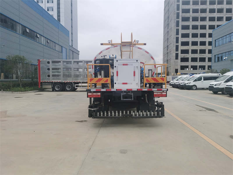 東風(fēng)多利卡9.1方標(biāo)準(zhǔn)型瀝青灑布車圖片5